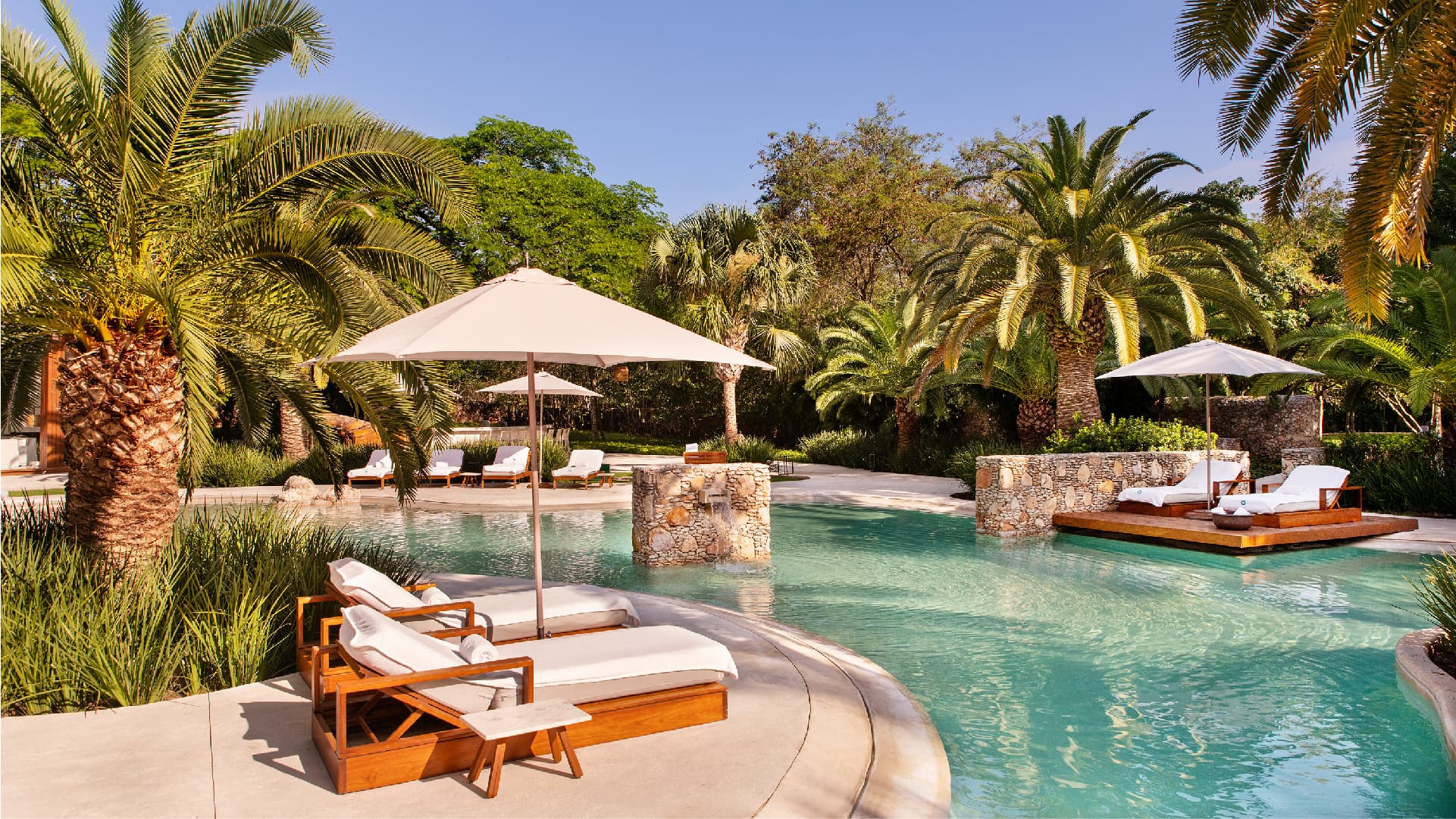 La alberca rodeada de palmeras de Chablé Yucatan