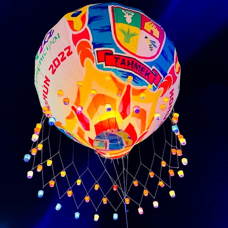 Un globo artesanal de Tahmek iluminado contra el cielo nocturno