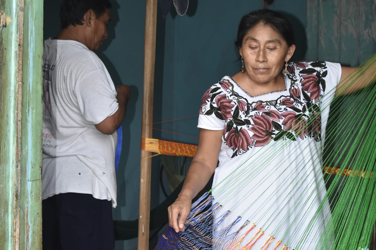 Tejido de hamaca en Yucatán sobre bastidor de madera