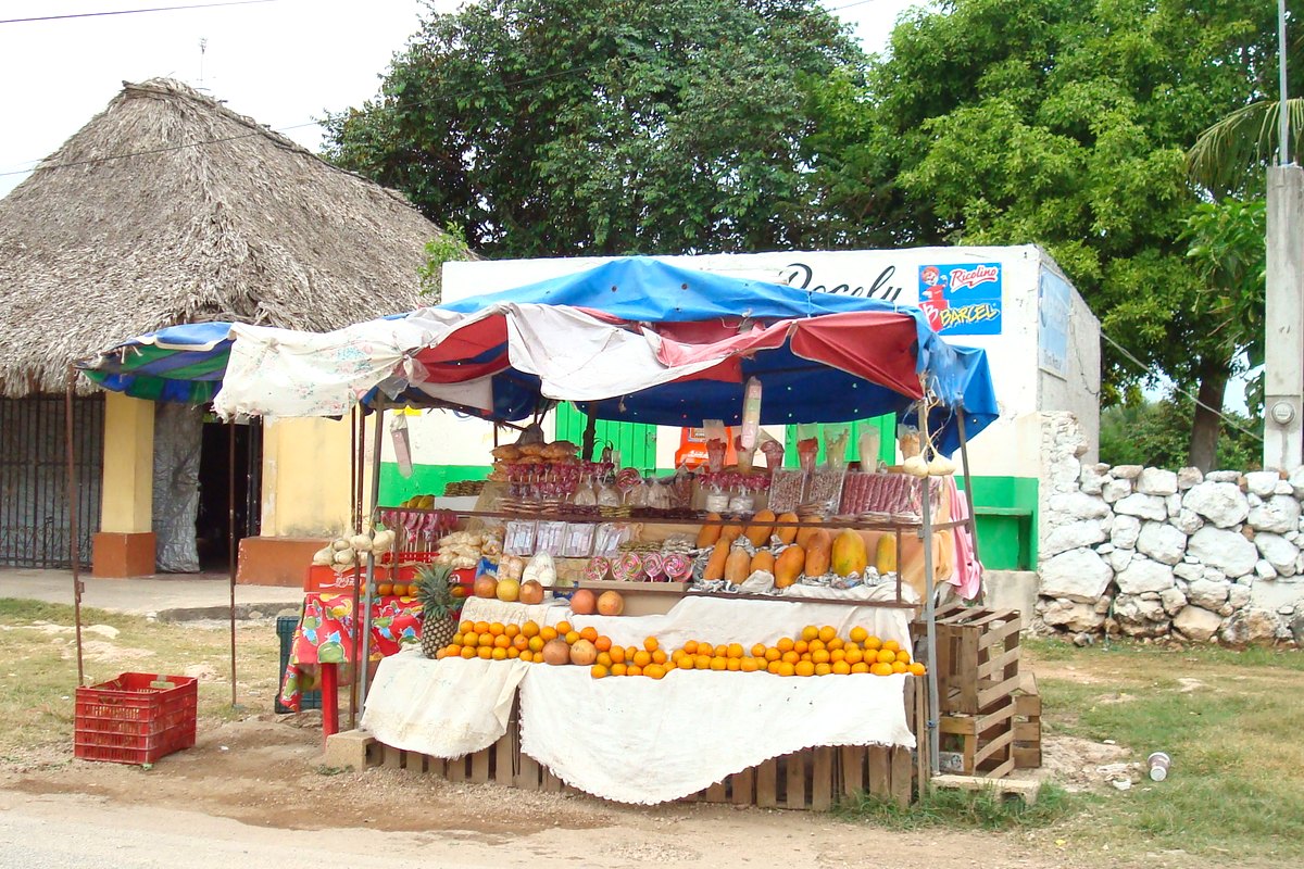 Puesto de fruta y dulces en Tixkokob, Yucatán