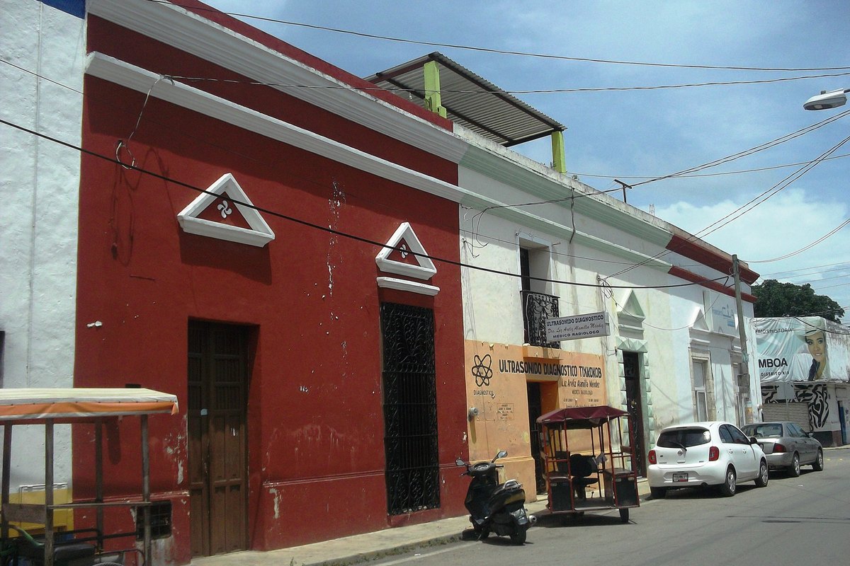Fachadas pintadas y mototaxi en Tixkokob