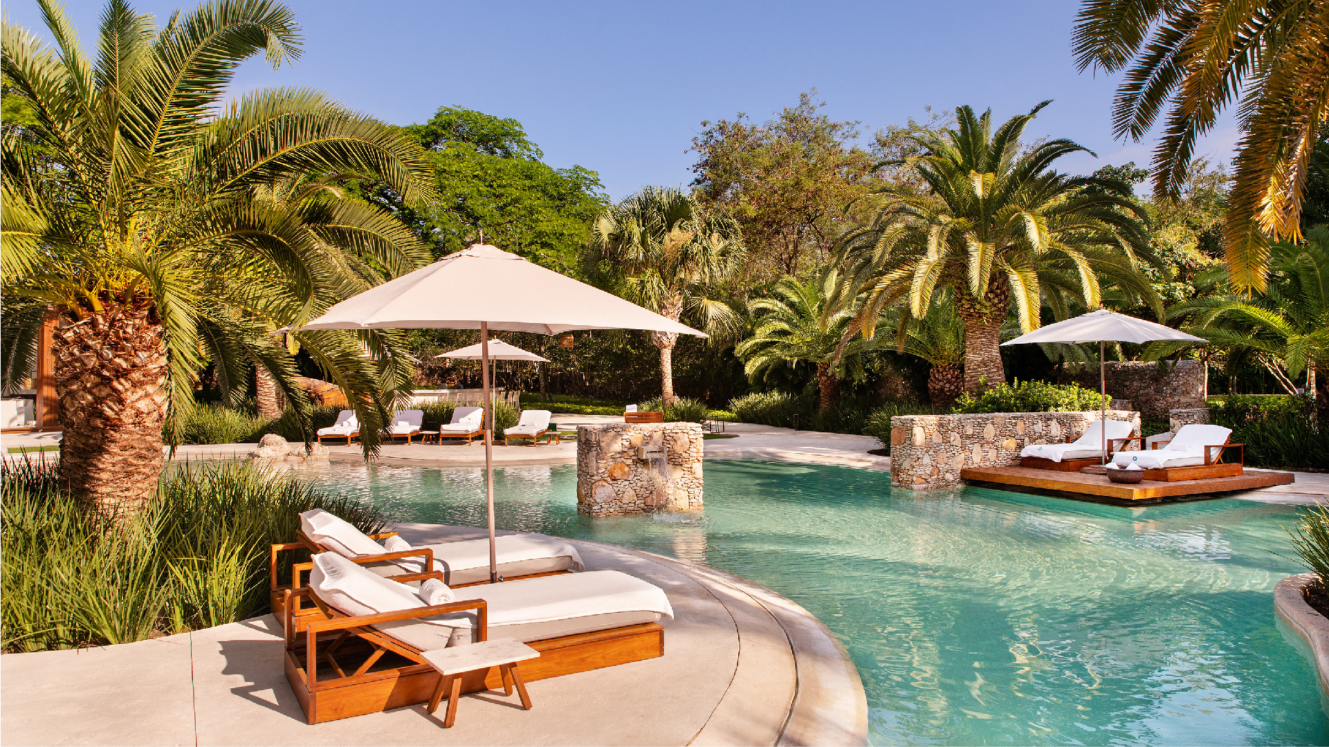 La alberca rodeada de palmeras de Chablé Yucatan